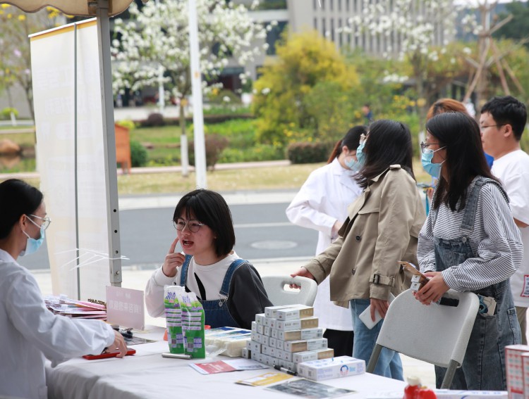 德伦“6号牙”专车开进网易,大企业职工的口腔义诊大受欢迎