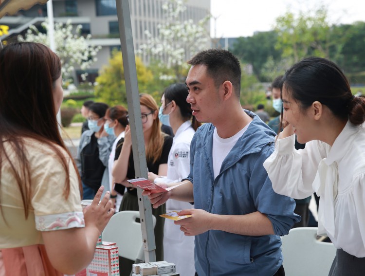 德伦“6号牙”专车开进网易,大企业职工的口腔义诊大受欢迎