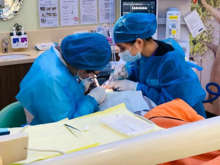 德伦“6号牙”专车开进网易,大企业职工的口腔义诊大受欢迎