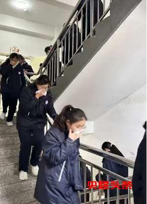 生命至上筑心间,“硬核”科普正当时 ——阜阳市成效高级中学举行消防疏散演练