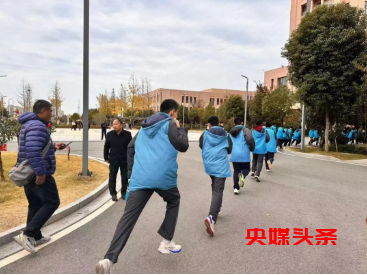 生命至上筑心间,“硬核”科普正当时 ——阜阳市成效高级中学举行消防疏散演练