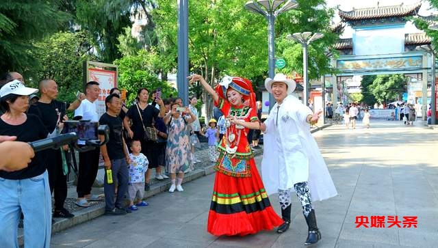 “中国的世界级高音天王”——春雷老师来人民公园啦,“阿西里西”跳起来,“彝迪”蹦起来 “自然凉.毕燃嗨”