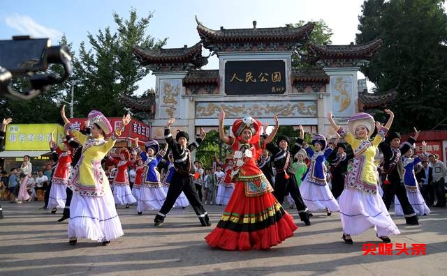 “中国的世界级高音天王”——春雷老师来人民公园啦,“阿西里西”跳起来,“彝迪”蹦起来 “自然凉.毕燃嗨”