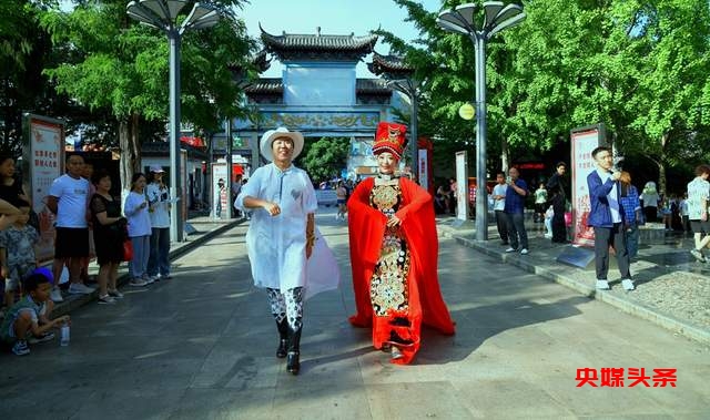 “中国的世界级高音天王”——春雷老师来人民公园啦,“阿西里西”跳起来,“彝迪”蹦起来 “自然凉.毕燃嗨”