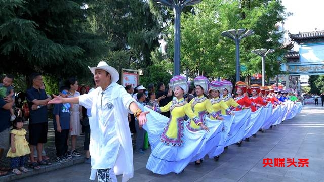 “中国的世界级高音天王”——春雷老师来人民公园啦,“阿西里西”跳起来,“彝迪”蹦起来 “自然凉.毕燃嗨”