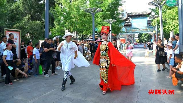 “中国的世界级高音天王”——春雷老师来人民公园啦,“阿西里西”跳起来,“彝迪”蹦起来 “自然凉.毕燃嗨”