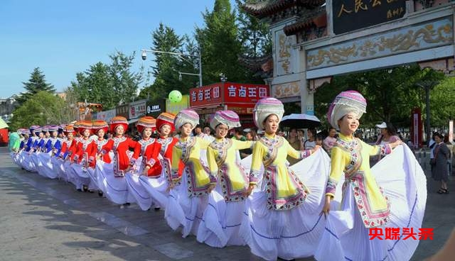 “中国的世界级高音天王”——春雷老师来人民公园啦,“阿西里西”跳起来,“彝迪”蹦起来 “自然凉.毕燃嗨”
