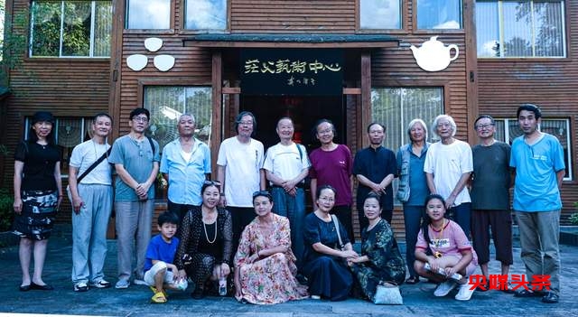 贵州省图书馆《乌蒙墨痕》布展结束，艺术家们踏上寻根问源文化之旅