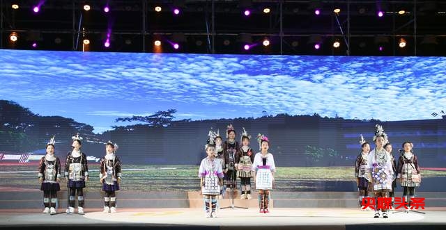 都柳江畔,秋意浓情更浓:从江“村光大道”月赛燃爆銮里大道