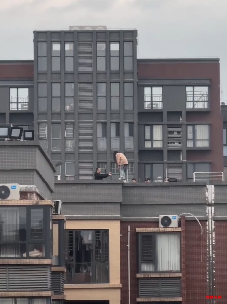 千钧时刻,民警一把将他拽回!