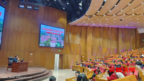 新乡县东大阳堤村党支部书记陈来胜应邀到郑州西亚斯学院授课