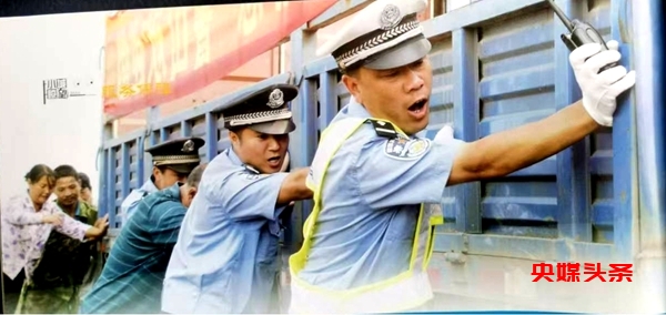 淅川县公安局：警徽闪耀移民路