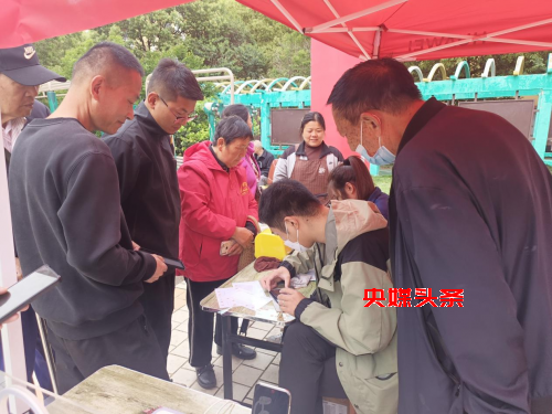 沭城街道叶庄社区开展“支部进小区  关爱暖人心”便民服务活动