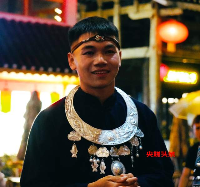 丹寨县：花海登山，夜嫁苗情，非遗文化燃爆这个春天！