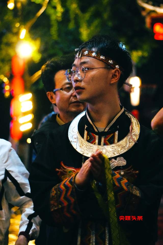 丹寨县：花海登山，夜嫁苗情，非遗文化燃爆这个春天！