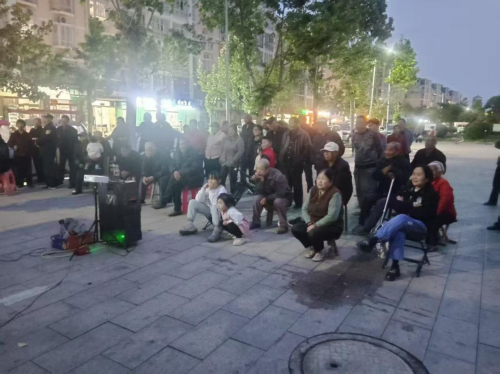 江苏沭阳：公益电影进小区 温暖光影润民心