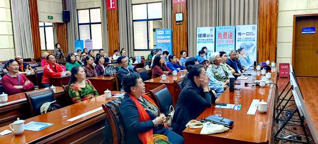 阳光下的健康盛宴——贵州省老年妇女书画艺术协会举办“健康与快乐大健康活动”
