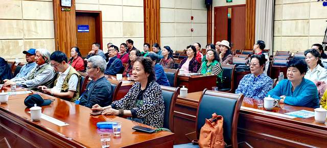 阳光下的健康盛宴——贵州省老年妇女书画艺术协会举办“健康与快乐大健康活动”