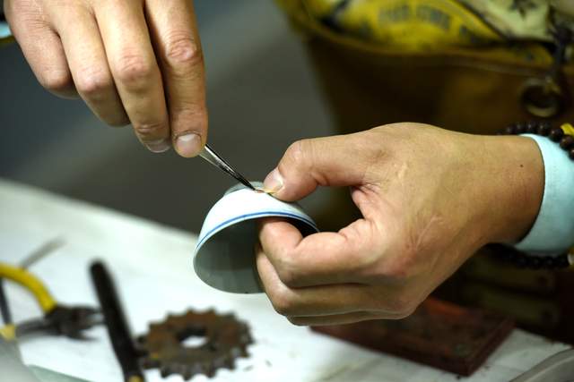 柳波：传承锔瓷非遗文化在残瓷中寻找残缺美学