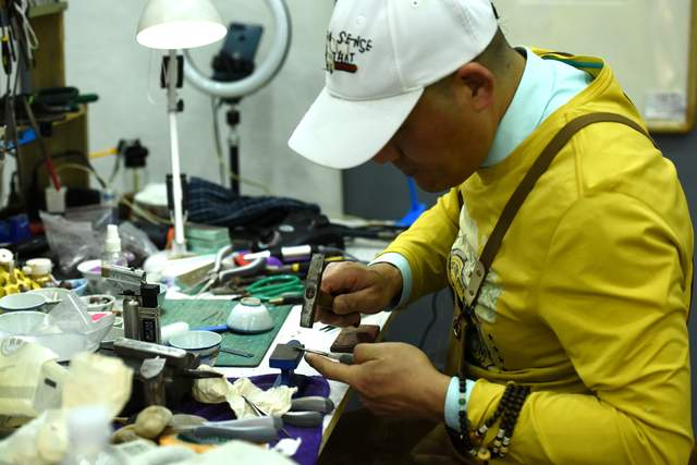 柳波：传承锔瓷非遗文化在残瓷中寻找残缺美学