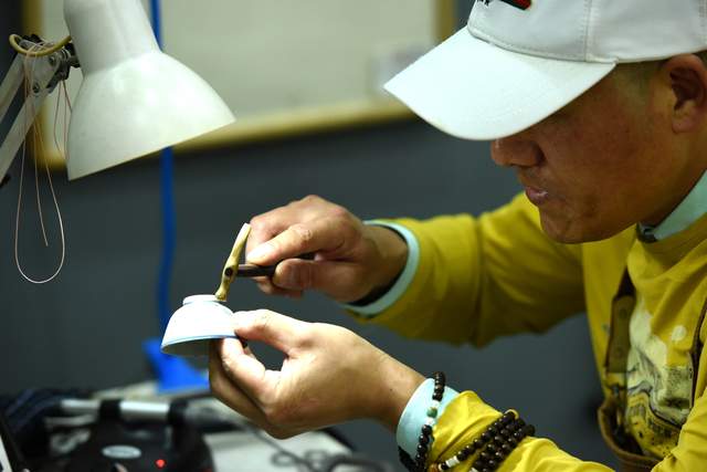 柳波：传承锔瓷非遗文化在残瓷中寻找残缺美学