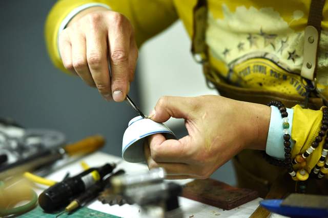 柳波：传承锔瓷非遗文化在残瓷中寻找残缺美学