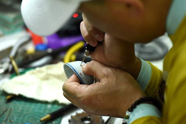 柳波：传承锔瓷非遗文化在残瓷中寻找残缺美学