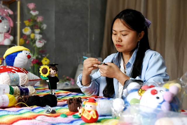 周私丽：巧手钩织“致富路”指尖开出“幸福花”