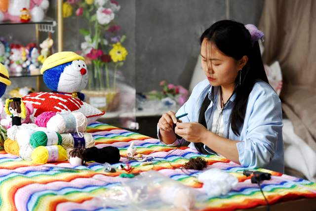 周私丽：巧手钩织“致富路”指尖开出“幸福花”