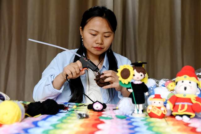 周私丽：巧手钩织“致富路”指尖开出“幸福花”