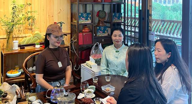 都匀市西山大桥下的温情传递：铜鼓女神李琴领衔端午公益盛宴