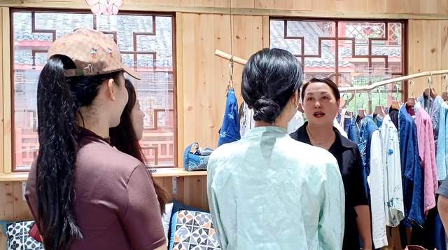 都匀市西山大桥下的温情传递：铜鼓女神李琴领衔端午公益盛宴