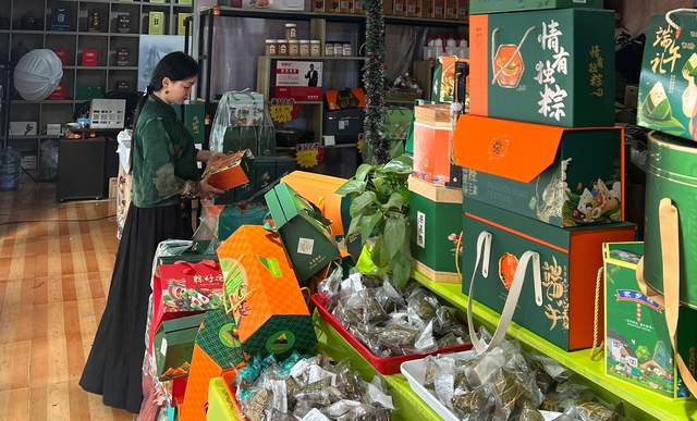 都匀市西山大桥下的温情传递：铜鼓女神李琴领衔端午公益盛宴