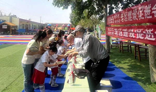 周口市老促会到商水县老区华伟幼儿园慰问