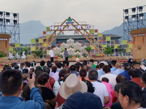 新乡县“鄘风新韵队”倾情演绎《老屋情》老劳模史来贺精神再次震撼南太行