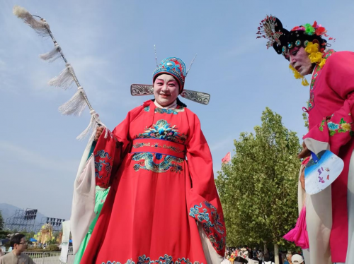 新乡县“鄘风新韵队”倾情演绎《老屋情》老劳模史来贺精神再次震撼南太行