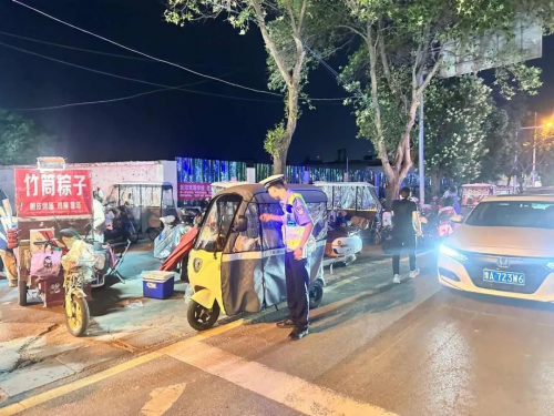 新郑交警：织密夏夜安全网  共护城市烟火情