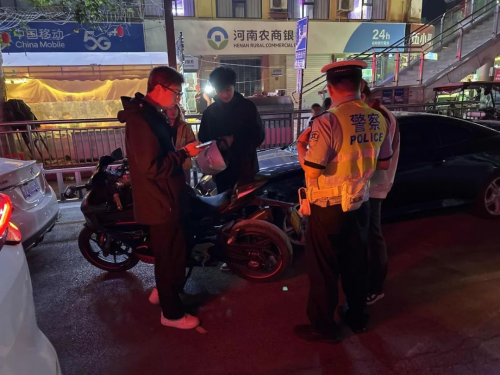 新郑交警：织密夏夜安全网  共护城市烟火情