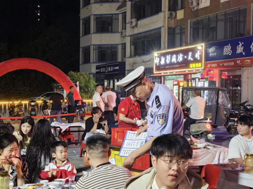 新郑交警：织密夏夜安全网  共护城市烟火情