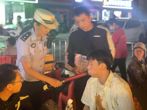 新郑交警：织密夏夜安全网  共护城市烟火情