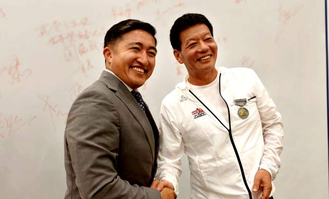 2025尼泊尔珠峰登顶者峰会：勇者荣耀，中国智造闪耀雪山之巅