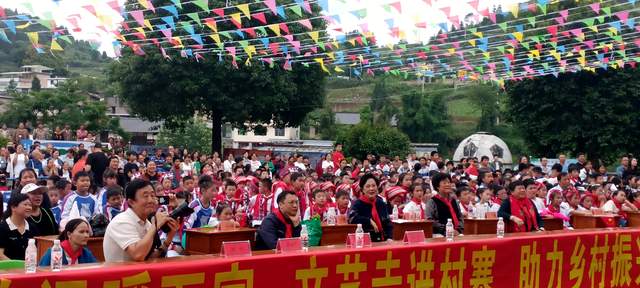 欢乐六一 梦想起航：开阳县花梨镇中心校文艺汇演暨捐赠活动侧记