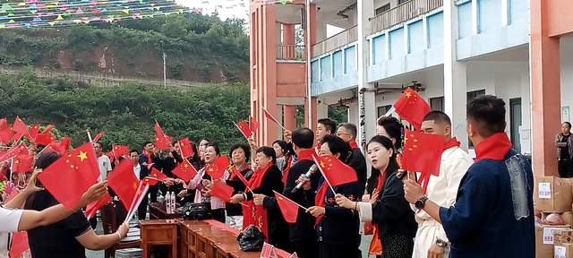 欢乐六一 梦想起航：开阳县花梨镇中心校文艺汇演暨捐赠活动侧记