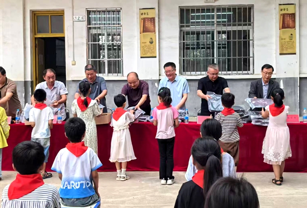 爱心汇聚六一  温暖照亮未来——南阳市统计局为乡村小学送关怀