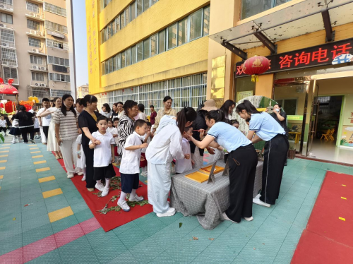 江苏沭阳：粽叶飘香传温情 童心巧手包粽子