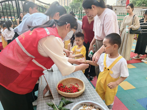 江苏沭阳：粽叶飘香传温情 童心巧手包粽子
