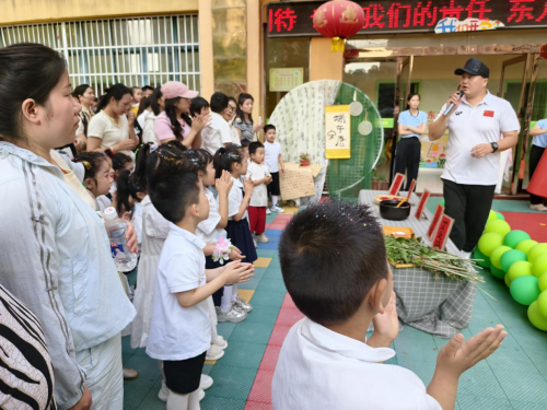 江苏沭阳：粽叶飘香传温情 童心巧手包粽子