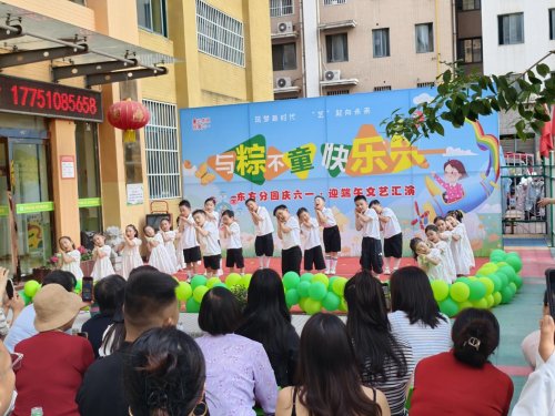 江苏沭阳：粽叶飘香传温情 童心巧手包粽子