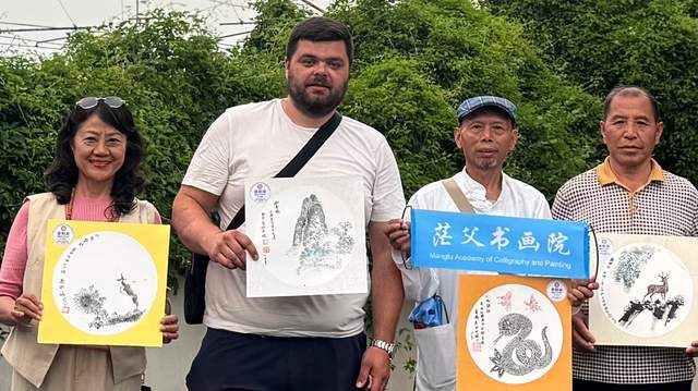 当东方墨韵邂逅欧陆风情，非遗茫父颖拓惊艳欧洲！