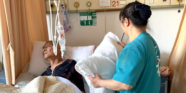 从农村妇女到"最美护工" 她用行动诠释大爱无疆